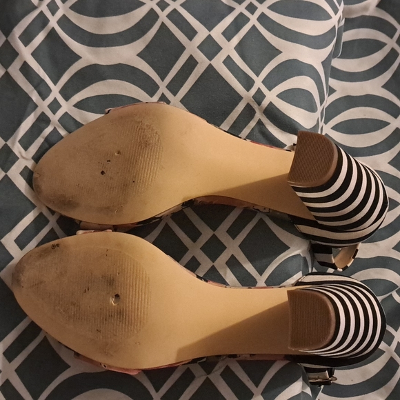 Beautiful striped-flowered open toe heels - Picture 3 of 3